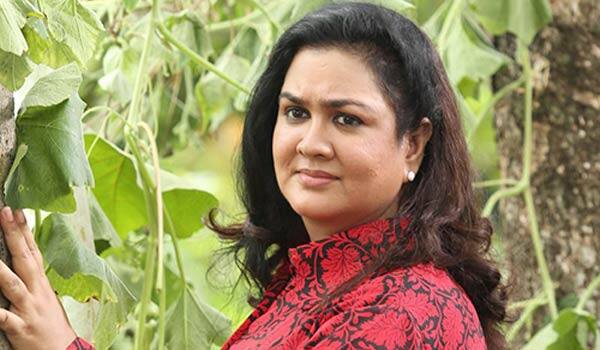Urvashi-speaking-with-comedy-dialouge