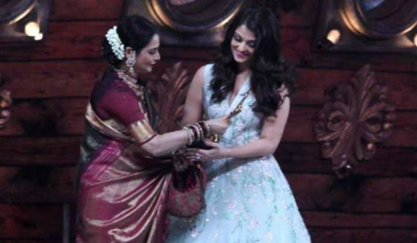 When-Aishwarya-Rai-addressed-Rekha-as-Maa