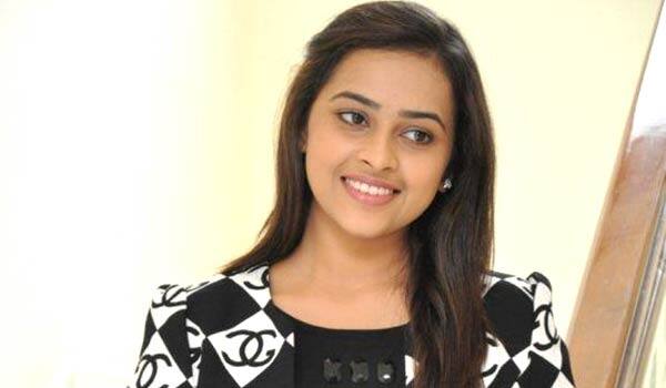 Sridivya-likes-to-act-with-Ajith