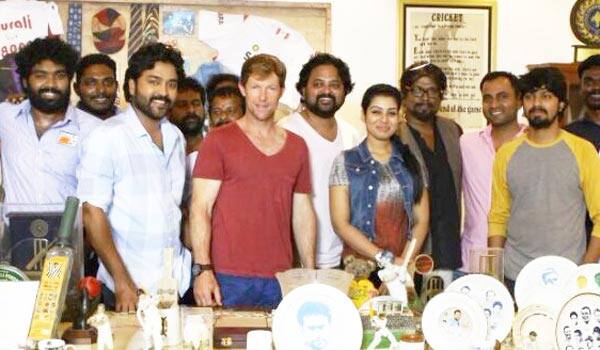 Jonty-rhodes-visits-Tamil-Cinema-Shooting-Spot