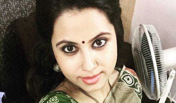 Ishwarya-Ragav-wearing-100-sarees