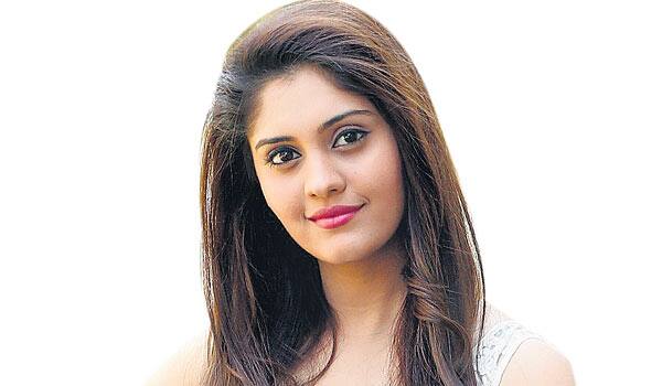 After-Trisha,-Surabhi-will-become-Politician