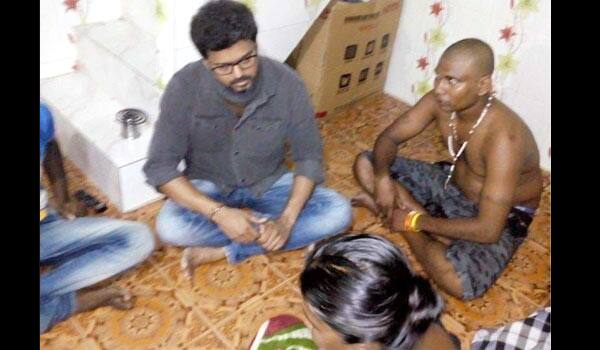 Vijay-met-Sterlite-victims-family-at-Tutucorin