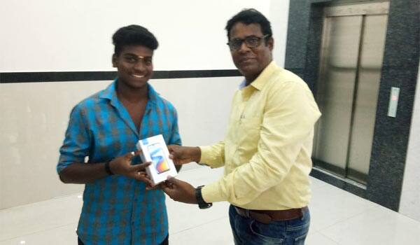 Sivakumar-gave-new-phone-to-the-Youth