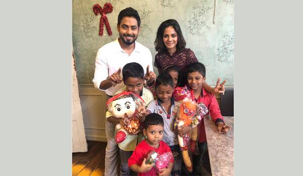 Aari,-Aishwarya-dutta-celebrate-christmas-with-orphans-children