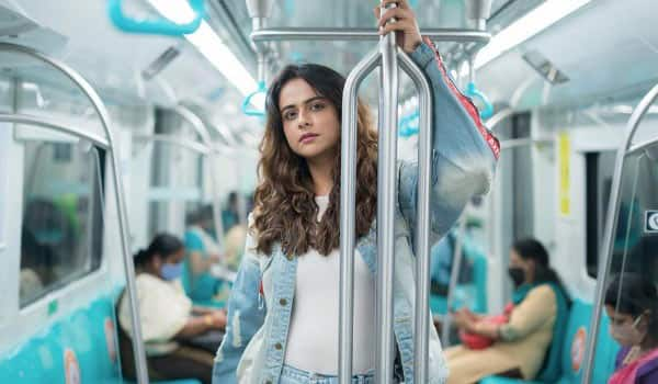 Prachi-Tehlon-traveled-in-Kochi-Metro-Train