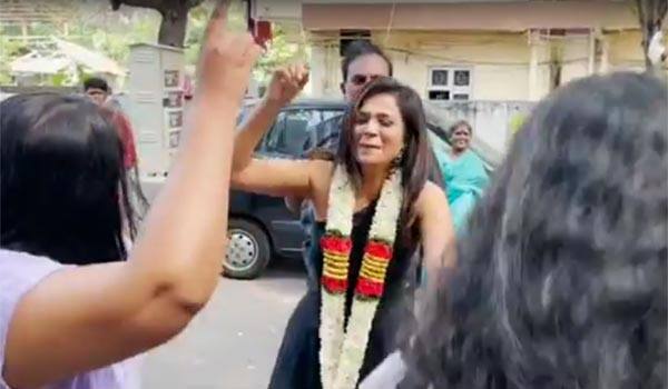 Warm-welcome-to-Ramya-Pandian-at-her-house