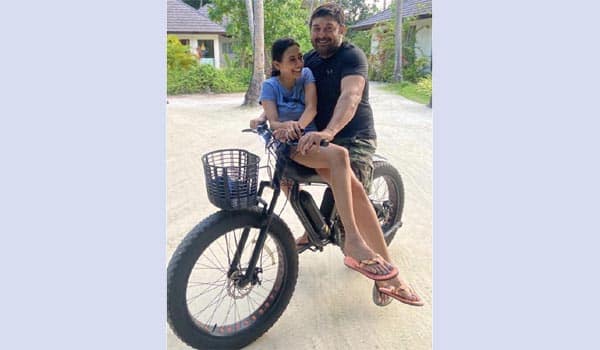 Aravindswamy-daughter-photo-goes-viral