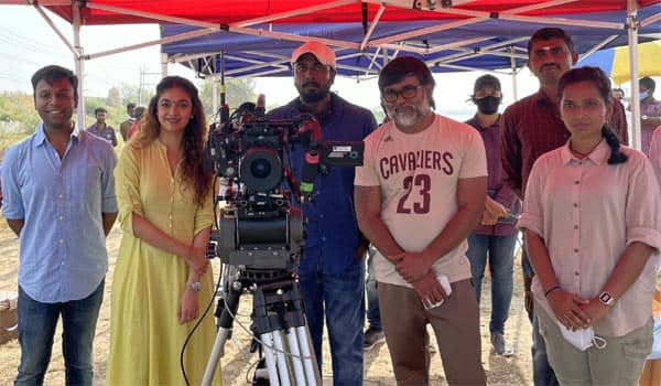 Keerthy-Suresh-joints-in-Saanikaayitham-shooting