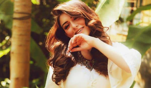 Hansika-focusing-in-Album