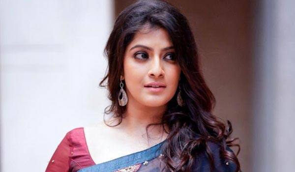 Varalaxmi-angry-over-question-about-marriage