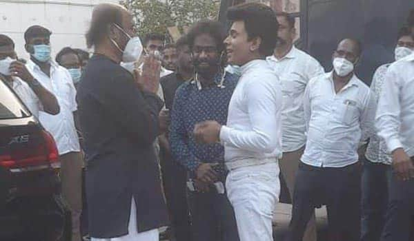 Saravanan-met-Rajini-at-shooting-spot