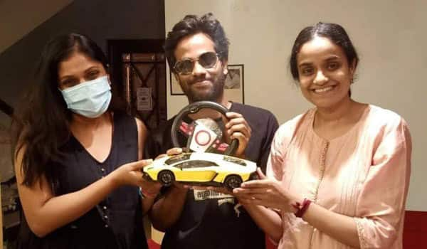 Car-fun-galatta-with-Jathi-Rathnalu-director