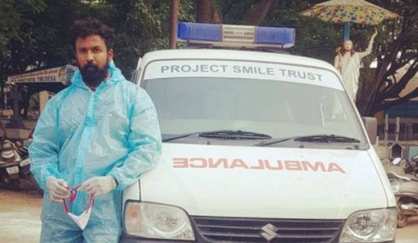 Kannada-actor-turn-as-Ambulance-driver