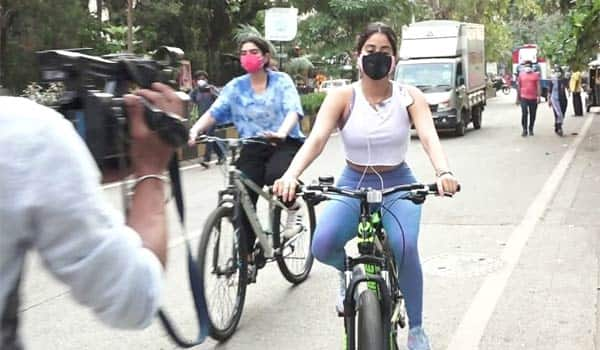 Janhvi-Kapoor,-Kushi-kapoor-cycling-in-Mumbai-area