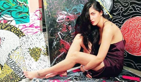 Shruti-haasan-pose-with-her-boyfriend-paiting