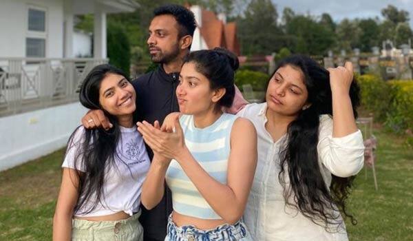 Sai-Pallavi-spend-time-with-her-family-members