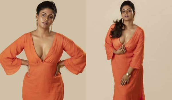 Actress-Iniya-glamour-photo-goes-viral