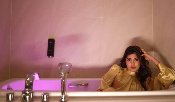 Amritha-photoshoot-at-Bathroom-tub