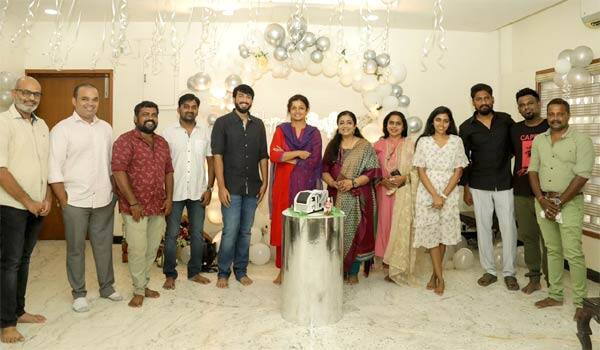 Kiruthiga-celebrated-her-birthday-with-new-film-team