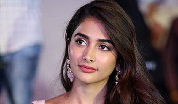 Pooja-hegde-acting-with-dhanush