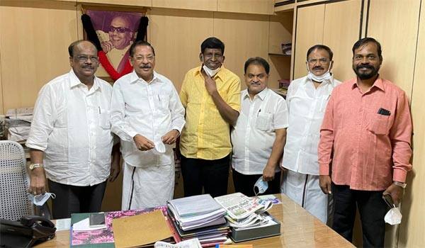 Vadivelu-visits-to-DMK-Head-office