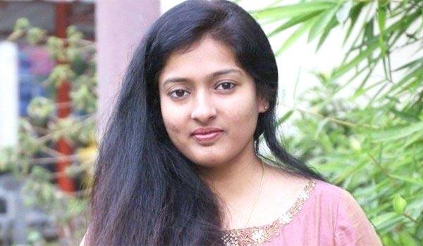 Gayathiri-raghuram-backs-to-cinema