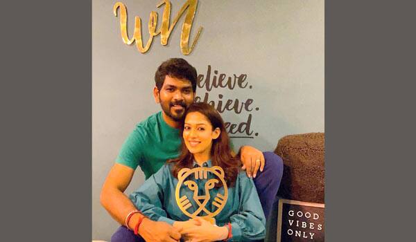 Vignesh-sivan---Nayanthara-poses-with-Tiger-award