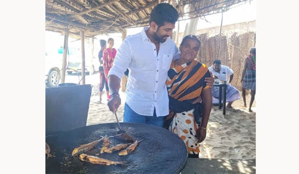 Arun-vijay-eat-fish-at-street-area-shop