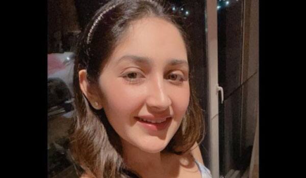 Sayyeshaa-shares-selfie