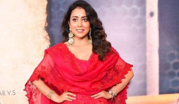 Shriya-backs-to-acting