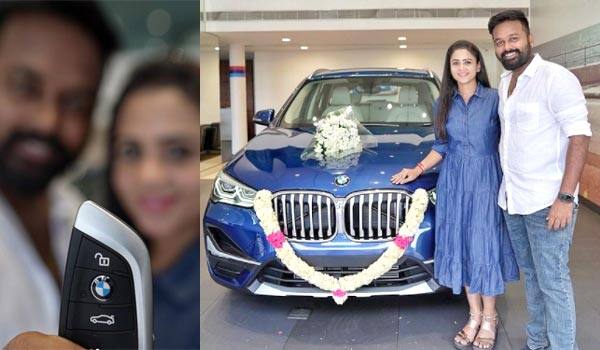 VJ-Manimegalai-bought-new-BMW-Car