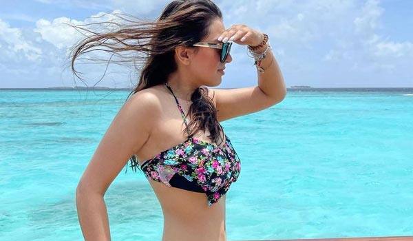 Hansika-posts-swimsuit-photo