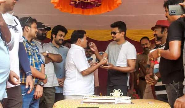 Udayanithi-gives-biriyani-to-the-film-crew-for-actor-mayilsamy-birthday