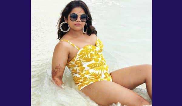 Vidyulekha-pose-with-swim-suit-dress