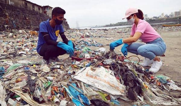 Jacqueline-fernandez-in-cleaning-process