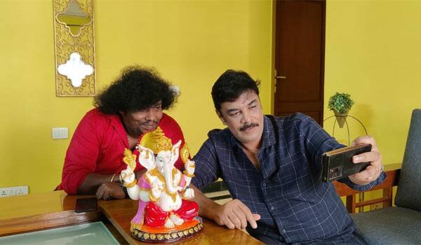 Yogibabu-gifts-Vinayagar-statue-to-Sundar-C