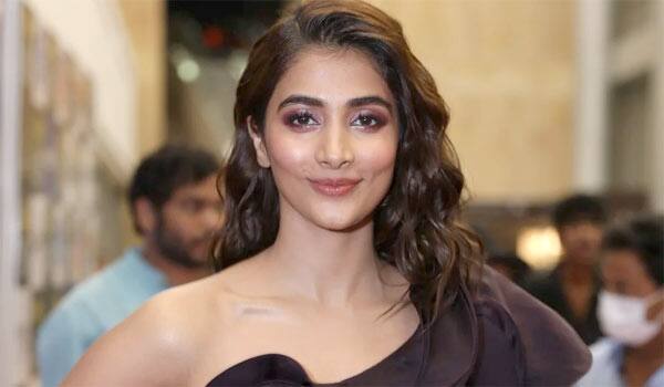 Pooja-hegde-happy