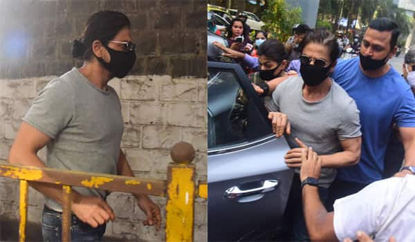 NCB-officers-raid-at-Shahrukh-khan-house