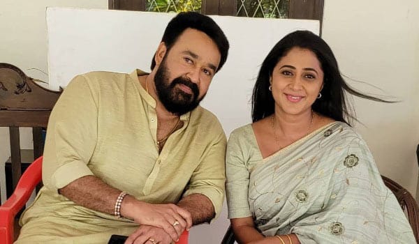 Kaniha-take-photo-everytime-with-Mohanlal