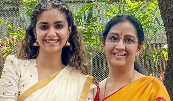 Keerthy-suresh-mom-Menaka-reacts-about-her-daughter-acting-as-sister-to-Rajini