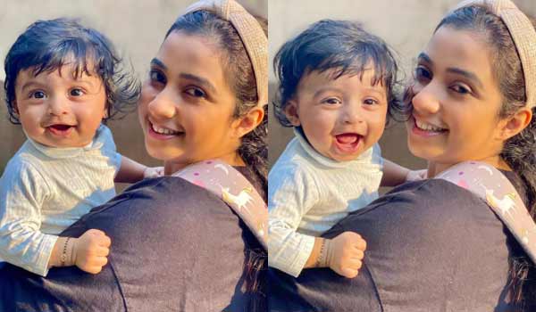 Shreya-ghoshal-shows-her-son