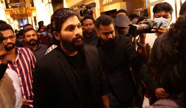 Fans-injured-at-event-:-Allu-arjun-cancel-the-event