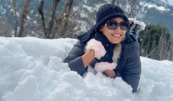 Pavithra-Janani-happily-enjoying-herself-in-Manali