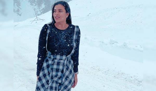 Aishwarya-Rajesh-on-the-iceberg-in-Kashmir