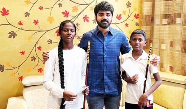 Sirish-helps-to-silambam-students