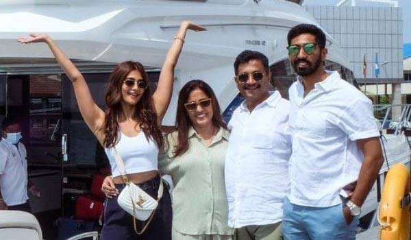 Pooja-hegde-tour-with-family