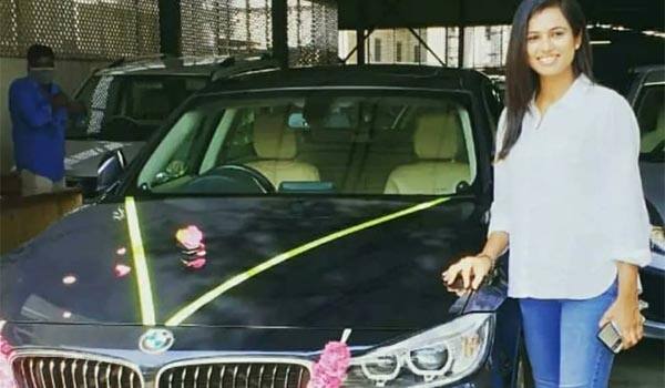 Ramya-Pandian-bought-new-BMW-car