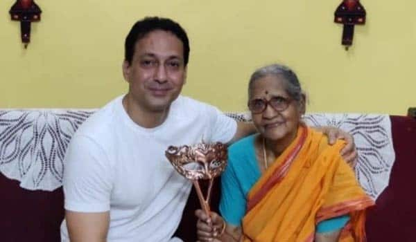 Bhagyalakshmi-serial-actor-sumbitted-his-award-to-his-teacher