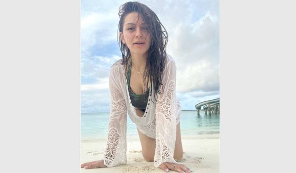 Hansika-posts-beach-photos